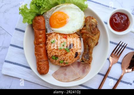 Riz frit de style thaï servi poulet frit, saucisse, jambon et œuf frit - en thaï appelé riz frit américain Banque D'Images