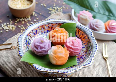 Kanom Chor Pa kra krong - dessert thaïlandais de pudding de haricots mung et forme comme une fleur Banque D'Images