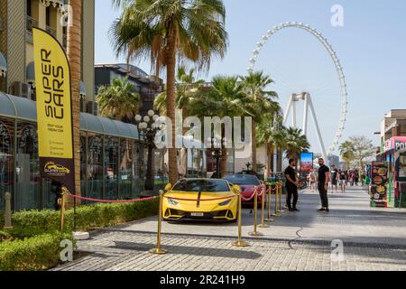 Supercars disponibles à la location à la Marina Beach de Dubaï, Dubaï, Émirats arabes Unis Banque D'Images