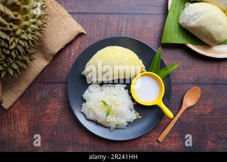 Riz collant durian recouvert de haricots mung et lait de coco - dessert thaïlandais, fruits tropicaux de saison Banque D'Images