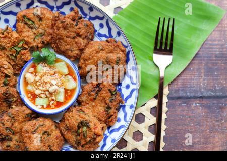 Gâteau de poisson thaïlandais ou boule de gâteau de poisson - nourriture thaïlandaise appelée Tod Mun Pla Krai avec sauce douce au Chili Banque D'Images