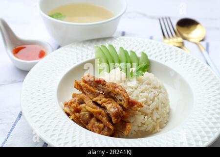 Riz au poulet frit Hainanese avec soupe et sauce soja épicée - en thaï appelé Kao Man Gai Tord Banque D'Images