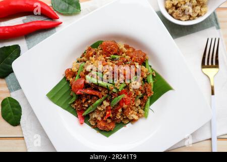 PAD Prik King - Stir frit poisson-chat frits avec pâte de curry, cuisine thaïlandaise appelée Pad Prik King Pla dook Foo à la vue du dessus Banque D'Images