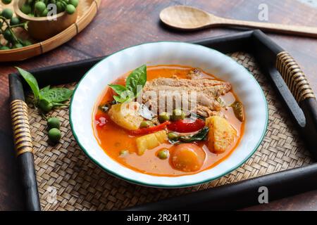 Curry rouge de canard rôti - la cuisine thaïlandaise appelée Kang a plaidé Ped Yang en vue rapprochée sur le plateau en bambou Banque D'Images