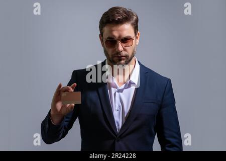 Homme avec une carte de crédit pour examiner les relevés. Cartes de crédit achats en ligne. Un homme avec une carte de crédit avec historique de crédit faisant des paiements. Carte de débit Banque D'Images