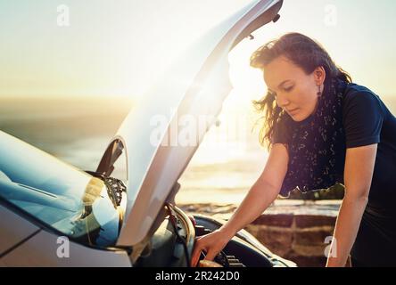 Panne, voiture et femme vérifiant le moteur problème en attendant l'assistance routière et le service d'assurance automobile. Urgence, crise des transports et fille Banque D'Images