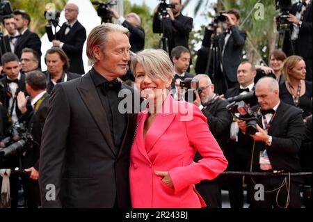 Mads Mikkelsen et Hanne Jacobsen assistent au tapis rouge de la cérémonie d'ouverture et de projection « Jeanne du Barry » lors du festival annuel de Cannes 76th à Pala Banque D'Images