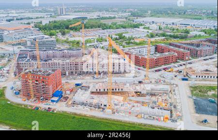 16 mai 2023, Basse-Saxe, Hanovre: Des immeubles d'appartements avec des milliers d'appartements sont en cours de construction dans la zone de développement de Kronsrode (photo aérienne). Dans l'une des plus grandes nouvelles zones de développement du nord de l'Allemagne, 3 500 nouvelles unités résidentielles sont construites sur 53 hectares au sud-est de Hanovre. Photo: Julian Stratenschulte/dpa Banque D'Images