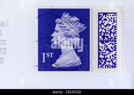 Timbre violet de classe 1st avec tête Queen Elizabeth II, collé sur l'enveloppe - timbre à code-barres, timbre code-barres UK 2022 Banque D'Images