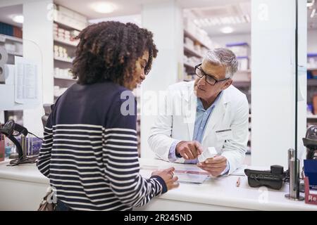 Femme noire shopping, médecine ou pharmacien mature en pharmacie pour la vente au détail des pilules ou des conseils de santé. Confiance, produit ou médecin senior aidant un Banque D'Images