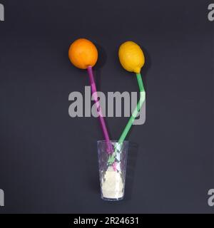 Une photo en studio d'un bol jaune vif rempli d'aliments sains et nutritifs, prêts à être dégustés. Composition minimale de la couche plate. Banque D'Images