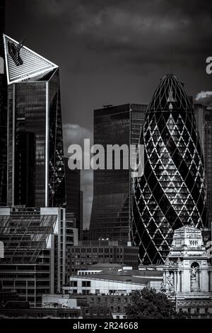 Une photo verticale en niveaux de gris d'un paysage urbain avec des immeubles en hauteur à Londres, en Angleterre Banque D'Images