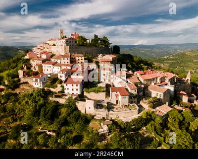 Vue aérienne de l'ancienne ville de Motovun en été, située au sommet de la montagne. L'ancienne forteresse est entourée d'une forêt. Croatie Banque D'Images