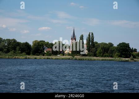 Vieux quartier de Werder, une ville juste à l'ouest de Potsdam et Berlin en Allemagne, avec son église Saint-Esprit est située sur une île dans la Havel Banque D'Images