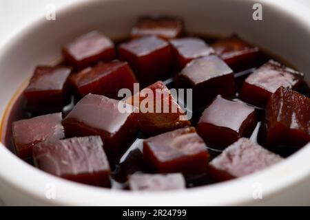 Cubes de thon de qualité supérieure marinés avec de la sauce soja. Banque D'Images