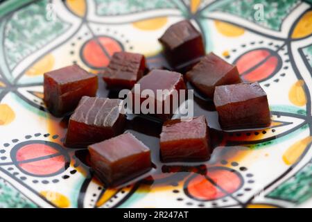 Cubes de thon de qualité supérieure marinés avec de la sauce soja. Banque D'Images