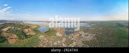 Vue panoramique sur le lac de Velence en Hongrie. Le lac de Velence est le troisième plus grand lac de Hongrie. Un tiers de sa surface est recouvert de roseau. Banque D'Images