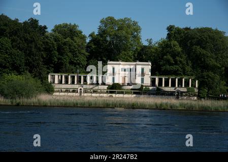 Glienicke Palace a été construit en 1825 sur la rive du lac Glienicker à Berlin en Allemagne pour le prince Carl de Prusse. Banque D'Images