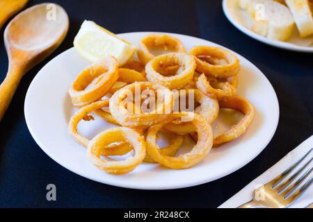 Tapa espagnole de squid anneaux de style romain. Banque D'Images