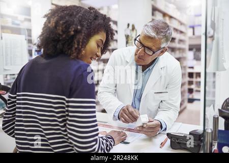 Femme noire shopping, médecine ou pharmacien senior en pharmacie pour des pilules ou des conseils de soins de santé au détail. Confiance, produit ou mature médecin aidant un Banque D'Images