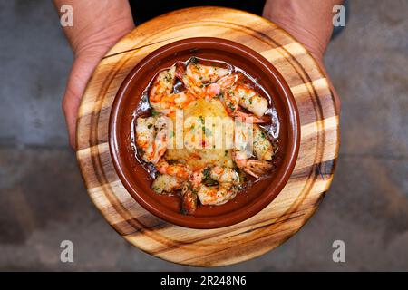 Gambas al ajillo. Crevettes Scammi. Recette traditionnelle de tapa du sud de l'Espagne cuisinée avec des fruits de mer et de l'ail sauté. Banque D'Images