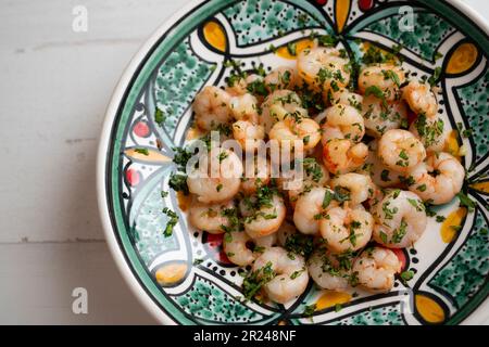 Gambas al ajillo. Crevettes Scammi. Recette traditionnelle de tapa du sud de l'Espagne cuisinée avec des fruits de mer et de l'ail sauté. Banque D'Images