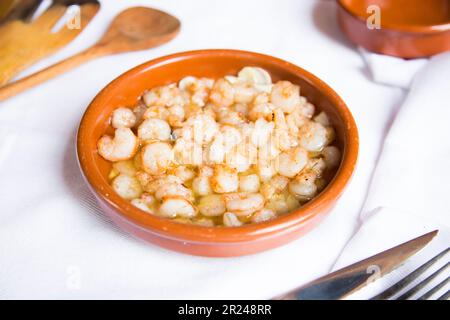 Gambas al ajillo. Crevettes Scammi. Recette traditionnelle de tapa du sud de l'Espagne cuisinée avec des fruits de mer et de l'ail sauté. Banque D'Images