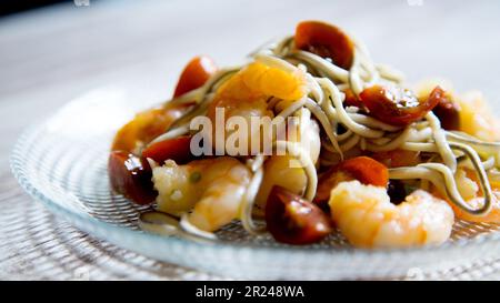 Crevettes à l'ail aux anguilles. Crevettes Scammi. Recette traditionnelle de tapas du sud de l'Espagne, cuisinée avec des fruits de mer et de l'ail sauté. Banque D'Images