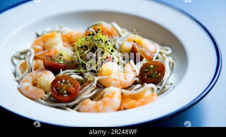 Crevettes à l'ail aux anguilles. Crevettes Scammi. Recette traditionnelle de tapas du sud de l'Espagne, cuisinée avec des fruits de mer et de l'ail sauté. Banque D'Images