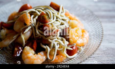 Crevettes à l'ail aux anguilles. Crevettes Scammi. Recette traditionnelle de tapas du sud de l'Espagne, cuisinée avec des fruits de mer et de l'ail sauté. Banque D'Images