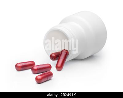 Bouteille de pilules rouges de couleur tumblée se répande sur fond blanc. Concept de médicament Banque D'Images