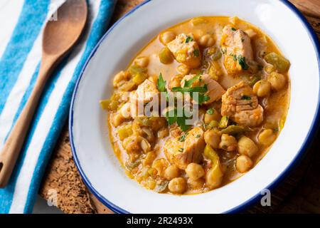 Ragoût de pois chiches avec saumon. Banque D'Images