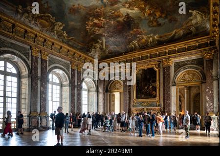 Versailles, France - 11 juin 2022 : visiteurs admirant l'art à l'intérieur du château de Versailles Banque D'Images