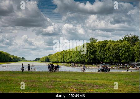 Versailles, France - 11 juin 2022 : visiteurs profitant des jardins de Versailles Banque D'Images