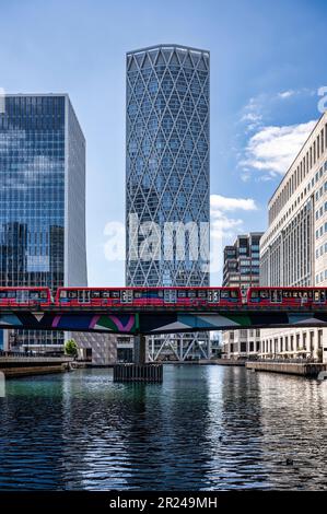 Londres, Angleterre - 20 juin 2022 : vue sur la traversée du train sur un pont au-dessus d'une rivière Banque D'Images