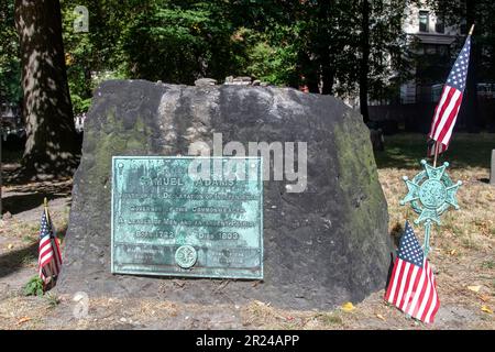 Boston, ma, USA-août 2022; gros plan des marqueurs de tombes de Samuel Adams sur le terrain de terriers de Granary sur la rue Tremont Banque D'Images