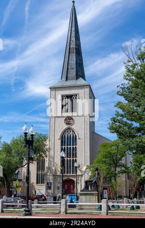 Boston, ma, USA-septembre 2022; vue verticale de la première paroisse de Cambridge, une église unitaire universaliste sur Harvard Square Banque D'Images