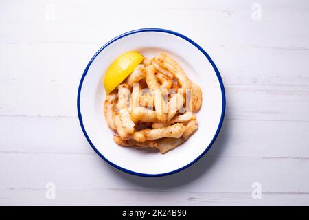 Rabas a la romana bande panée de jambe de calmar servie avec du citron. Tapa traditionnel espagnol. Banque D'Images