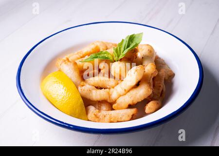 Rabas a la romana bande panée de jambe de calmar servie avec du citron. Tapa traditionnel espagnol. Banque D'Images