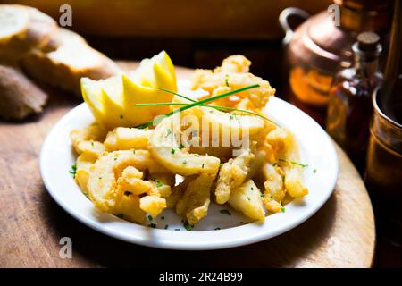 Rabas a la romana bande panée de jambe de calmar servie avec du citron. Tapa traditionnel espagnol. Banque D'Images