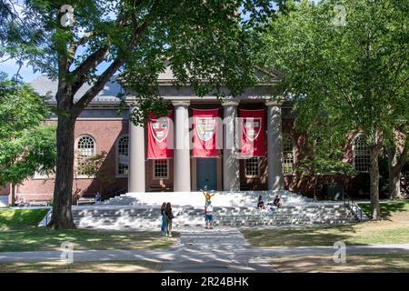 Boston, ma, USA-septembre 2022 ; vue sur Harvard Yard de l'université de Harvard vers l'église Memorial avec des bannières d'université accrochées entre les colonnes Banque D'Images