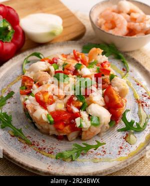 On pourrait dire que le salpicón de fruits de mer est une salade de fruits de mer. Il est presque essentiel d'avoir des crevettes et des moules, des bâtonnets de crabe (ou surimi), des poivrons, des oignons. Banque D'Images