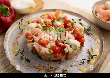 On pourrait dire que le salpicón de fruits de mer est une salade de fruits de mer. Il est presque essentiel d'avoir des crevettes et des moules, des bâtonnets de crabe (ou surimi), des poivrons, des oignons. Banque D'Images