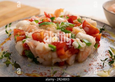 On pourrait dire que le salpicón de fruits de mer est une salade de fruits de mer. Il est presque essentiel d'avoir des crevettes et des moules, des bâtonnets de crabe (ou surimi), des poivrons, des oignons. Banque D'Images