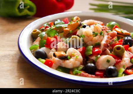 On pourrait dire que le salpicón de fruits de mer est une salade de fruits de mer. Il est presque essentiel d'avoir des crevettes et des moules, des bâtonnets de crabe (ou surimi), des poivrons, des oignons. Banque D'Images