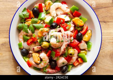 On pourrait dire que le salpicón de fruits de mer est une salade de fruits de mer. Il est presque essentiel d'avoir des crevettes et des moules, des bâtonnets de crabe (ou surimi), des poivrons, des oignons. Banque D'Images