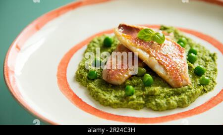 Assiette de mulets rouges de qualité supérieure cuits au four avec des légumes dans un restaurant espagnol. Banque D'Images