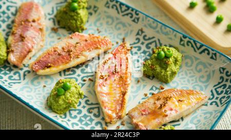 Assiette de mulets rouges de qualité supérieure cuits au four avec des légumes dans un restaurant espagnol. Banque D'Images