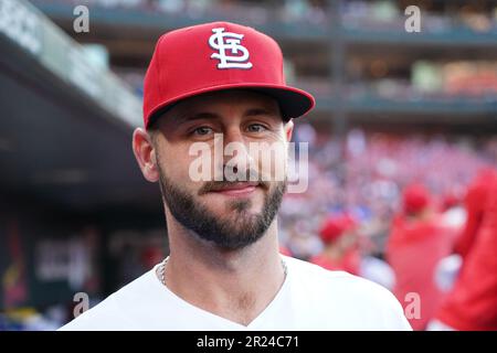 St. Louis, États-Unis. 16th mai 2023. St. Louis Cardinals Paul DeJong se tient dans le dugout avant un match contre les Milwaukee Brewers au Busch Stadium à St. Louis, mardi, 16 mai 2023. Photo par Bill Greenblatt/UPI crédit: UPI/Alay Live News Banque D'Images