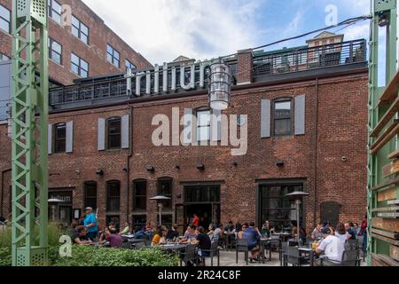 Boston, ma, USA-septembre 2022 ; vue sur le patio avec des personnes sur les tables de la brasserie et du restaurant de Trillium Brewery dans la région de fort point Banque D'Images